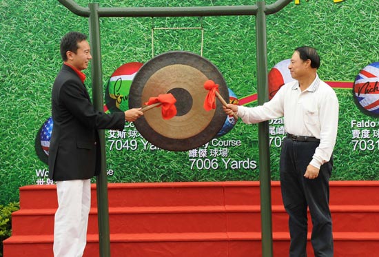 观澜湖高尔夫球会执行董事朱鼎耀（左）、广东省高协主席许德立共同为第六届观澜湖高尔夫马拉松大赛开锣
