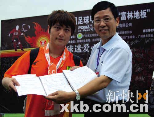 把笔记本交给了日之泉俱乐部副总刘孝五