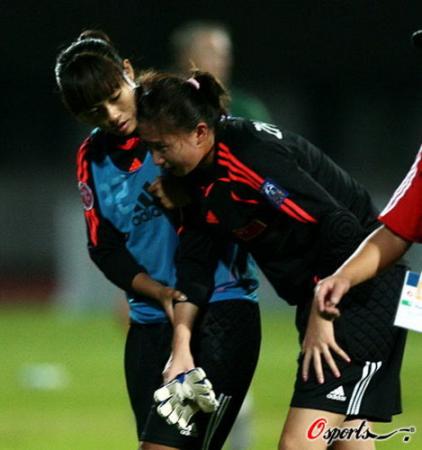 张越受伤步履蹒跚