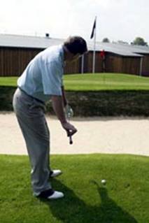 瞄向目标的左边