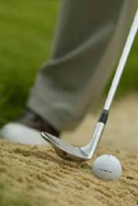 　　图片说明：使用沙坑杆击打下坡球