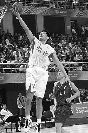 湖北选手宋康明将球投向自家篮筐，图为他在比赛中。