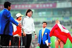 王静在200米决赛中被请出赛场。