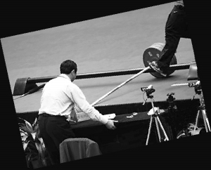 幸亏裁判身形灵活，才幸免于难。