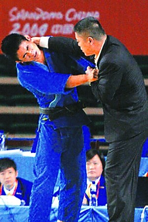 任佳文(左)不愿离场，与师傅“交手”。