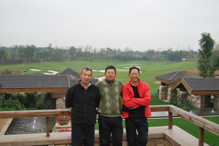 和总经理龚德云合影