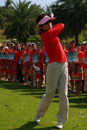 非凡财富高尔夫俱乐部广州分部客户代表梁彤开球