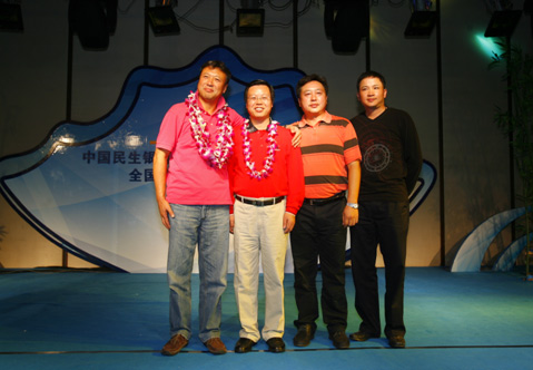 中国民生银行零售银行部总经理郭世邦颁出总决赛总杆冠、亚、季军