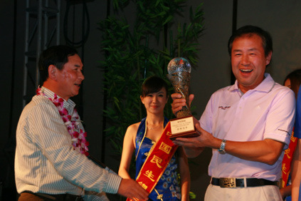 中国民生银行华中稽核中心首席稽核官桂新明颁出总决赛团体冠军—北京管理部代表队