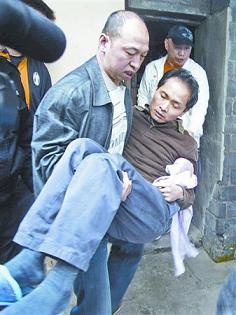 男子与警方僵持近4小时被救下，其妻准备送他去精神病医院 