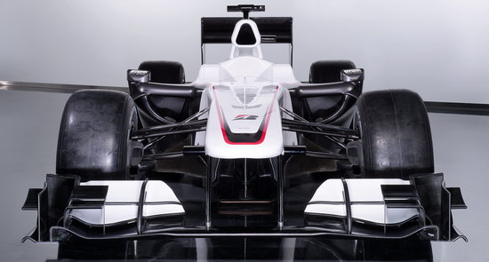 鼻锥高耸，意在让更多的空气流向底部，为的是提高双层扩散器工作效率。