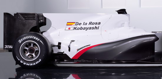 侧箱下切陡峭，尾部收缩明显，也是为了提高双层扩散器工作效率。