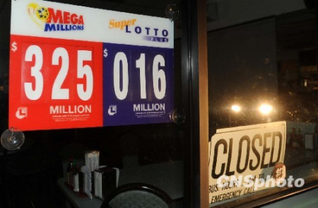 美国“兆彩”(Mega Millions)彩票二十八日晚开出两注头奖，头奖得主将分享约三亿三千万美元的总奖金。其中一注由洛杉矶圣盖博市“金记潮州粉面店”售出，图为售出一注头奖彩票的餐馆当晚闭门谢客。 中新社发 张炜 摄