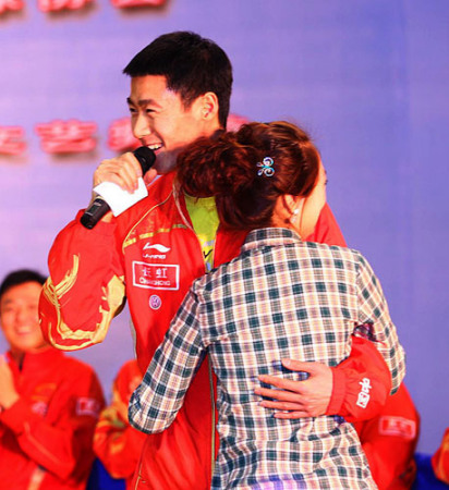 美女拥抱王励勤