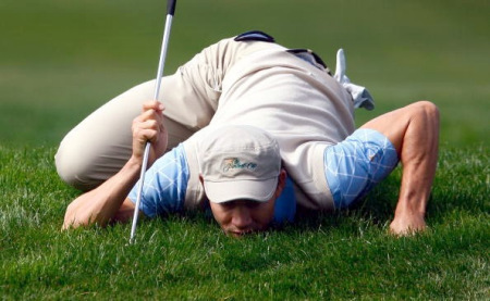 维勒加斯的“螳螂式”，潜伏入长草中