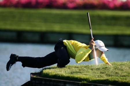 在锯齿草第17洞，维勒加斯把腿悬空到水面上