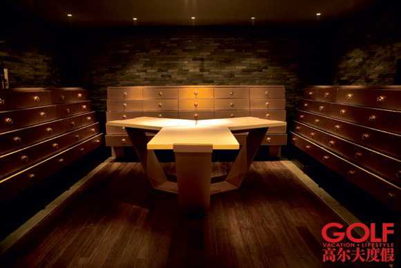 这里不仅有卡慕干邑，还珍藏了一百多款葡萄酒，这些美酒就在卡慕酒廊中的酒窖中静静安眠