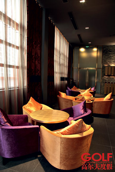 点缀其中的，是天鹅绒质感的紫和饱满的红