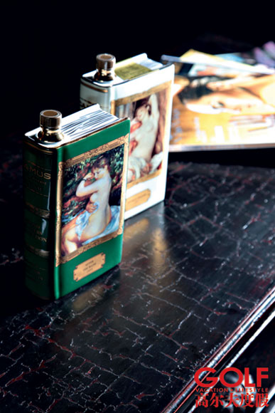 这些以书籍为造型的酒瓶，是卡慕特别限量定制的，只看外表就知道里面的干邑有多特别了