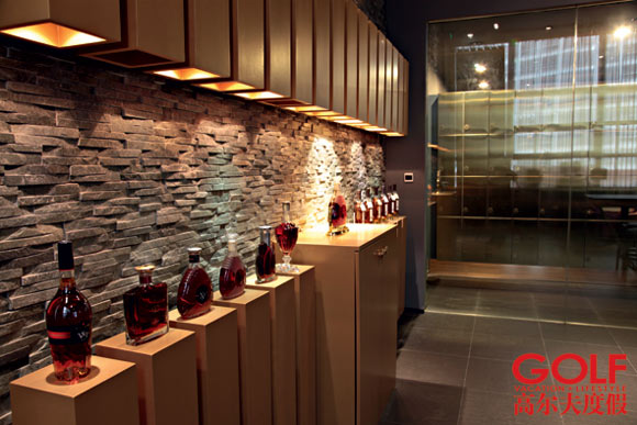 干邑的琥珀光泽是这里的主色调