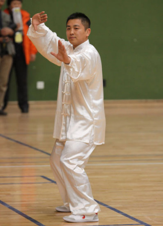 北京武术协会太极养生研究会副会长李燕豫在刚刚结束的‘2010年北京市“燕跟来杯”武术太极拳比赛中获得推手75kg级第一名