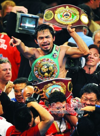 2009年11月，帕奎奥在WBO次中量级拳击比赛中击败库托，加冕七冠王。美国拳击专栏作家甚至评价：“他非常有可能成为自成吉思汗后征服西方的最伟大斗士。” IC图片