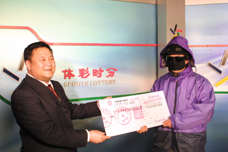 大奖得主的巨额转账支票