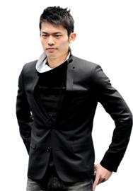 林丹领子像固定蛋糕的纸壳，西装下摆稍显太短