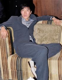 刘翔白皮鞋配黑西装