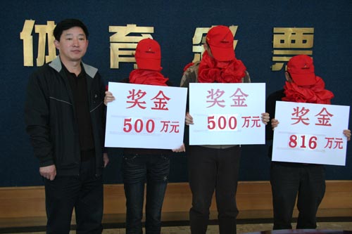 三位大奖得主蒙面现身