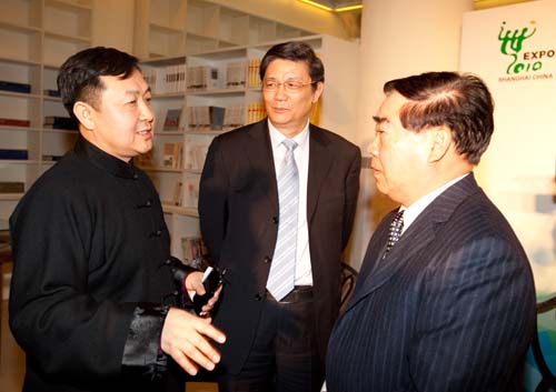 王立兴、施德容、刘振元（左起）探讨交流。