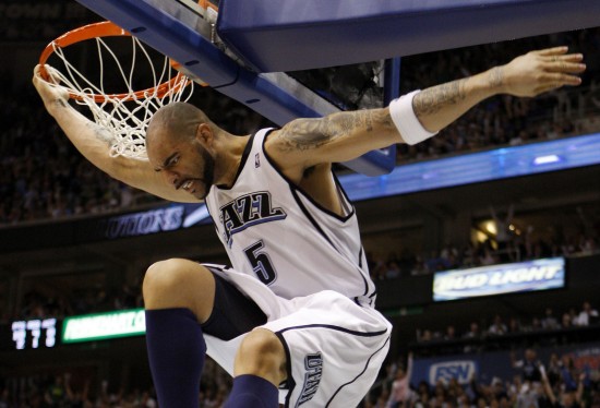 布泽尔潇洒一扣力道十足(点击看组图)