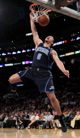 坚强的他仍在比赛中完成暴扣