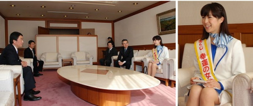 和村井知事交谈的幸运女神冈崎梦MM。