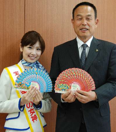 幸运女神之一的番匠麻衣小姐宣传彩票(公益时报供图)