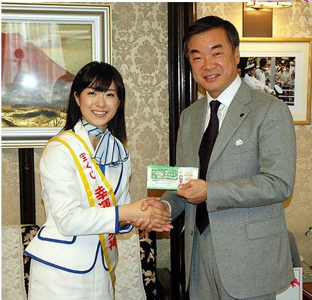 美女代言彩票，男性彩民会加大投入吗？