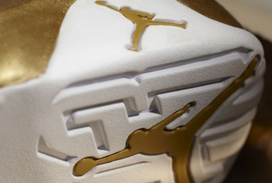 纯白皮鞋面和金色镶边构成