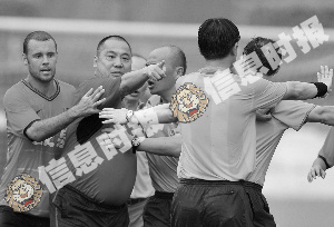 曹阳盛怒之下，险些对裁判动粗。