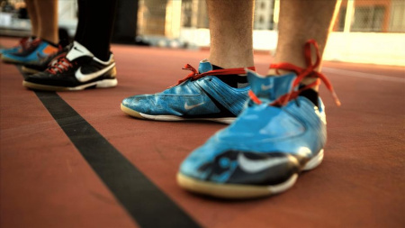 耐克(RED)鞋带成为支持抗击HIV病毒/艾滋病活动的标志