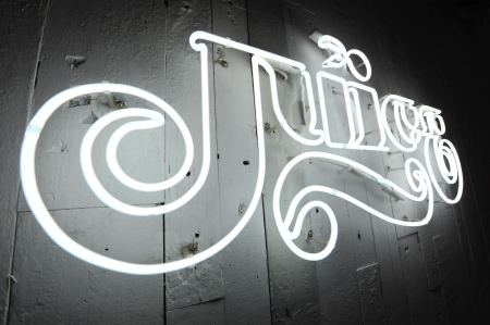 黑、白及木色作主调的店面反衬出JUICE的经典招牌光管