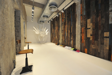 店中的的材料以黑钢和木材为主