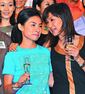 无线宣传北京奥运时，乐易玲拉刘璇站到正中位置。