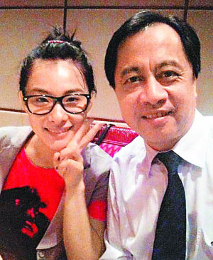 刘璇于微博上传与何丽全私人饭局合照。