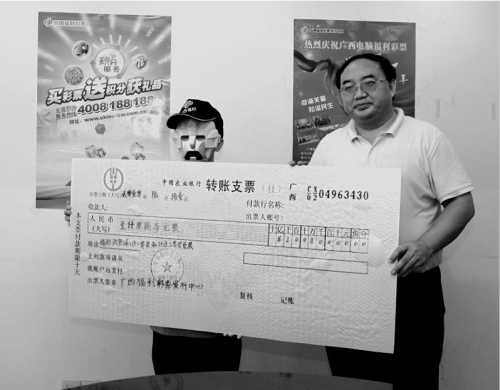 中国大奖得主习惯蒙面领奖