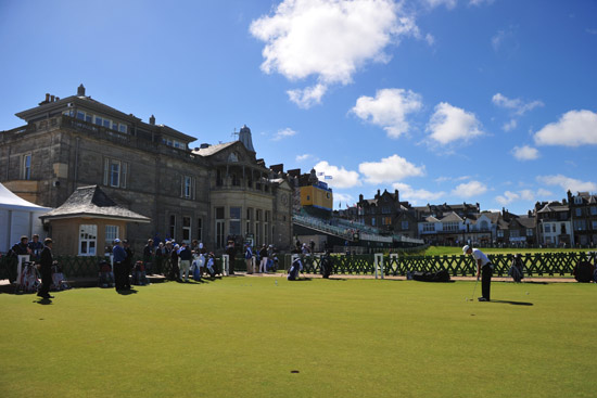 R&A大楼前面的推杆练习果岭