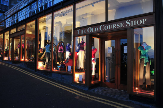 18洞果岭旁边的老球场专卖店