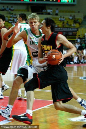 易立今天得分不多却也有精彩瞬间