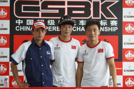 GP150ccA组首回合前两名：张海龙(中)、曾建航(左)和周友尧(右)
