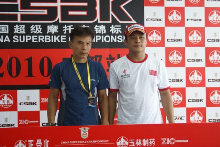 GP150ccB组首回合前两名：梁宇希(左)和罗锦清(右)