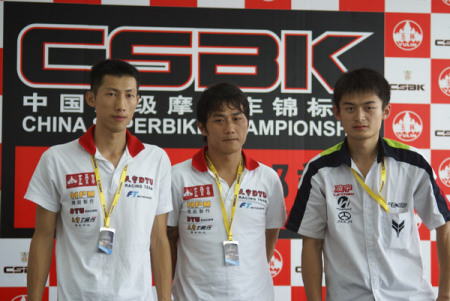 国产150cc组首回合前三名：邱明贤(中)、邱士益(左)和陈晓磊(右)